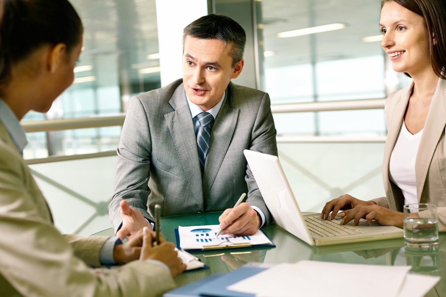 Sesión práctica de planificación financiera con herramientas y calculadoras